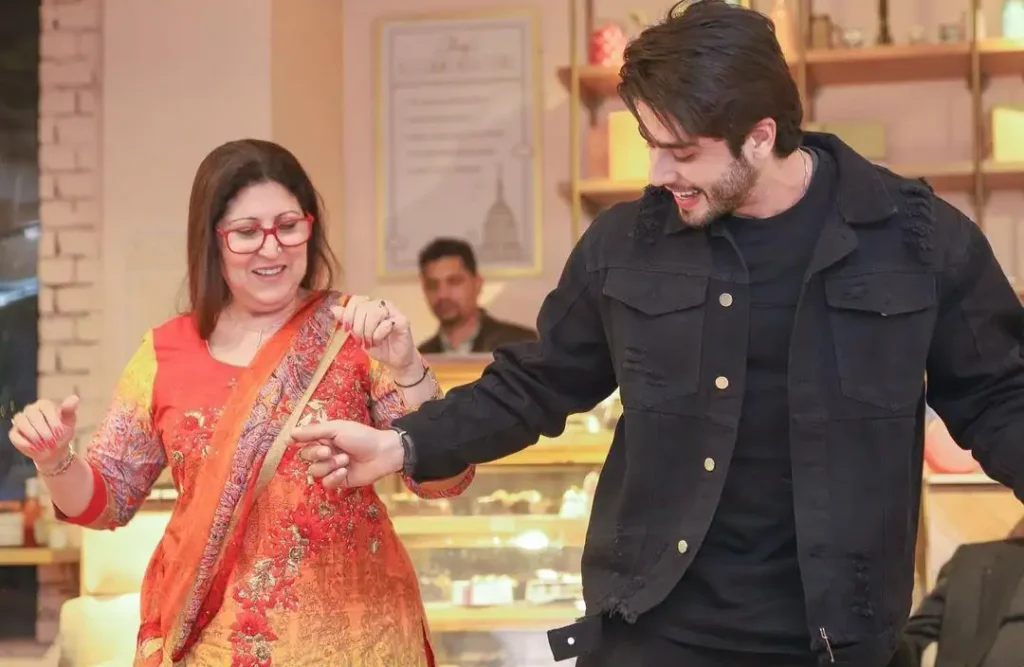 Jibraan Khan dancing with his mother