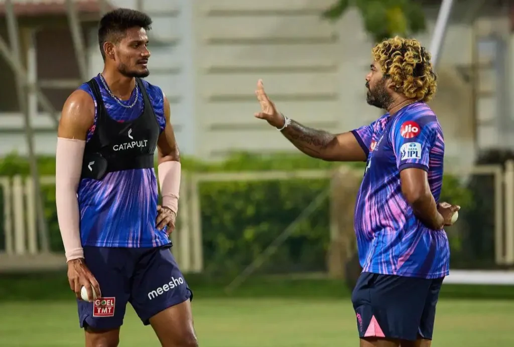 Kuldeep Sen taking advice from Lasith Malinga