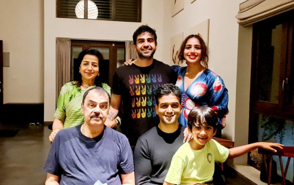 Nikhil Kamath with his whole family, mother, father, Nithins's wife and kids.