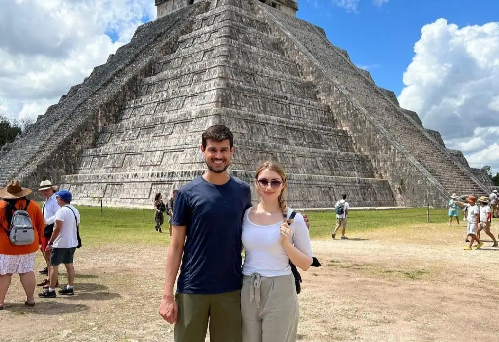 Dhruv Rathee with his wife travelling