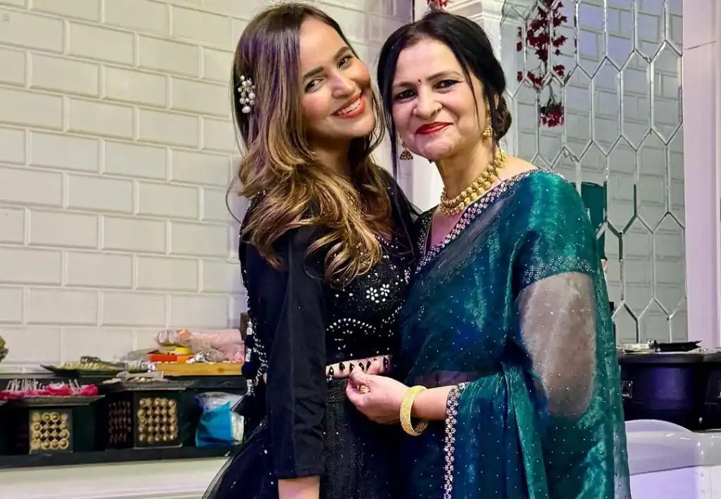 Prerna Malhan with her mother