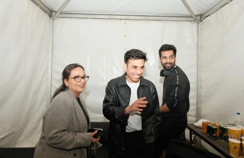 Anuv Jain with his mother and a guy of his team